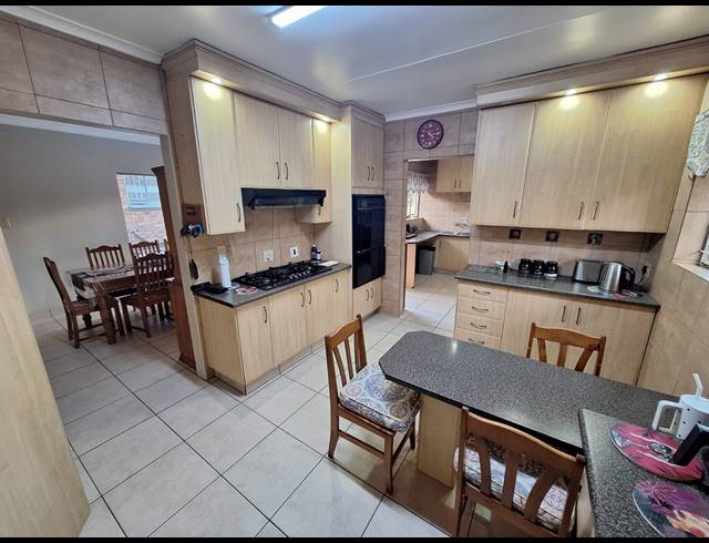5 BEDROOM HOUSE FOR SALE IN VANDERBIJLPARK SE 3